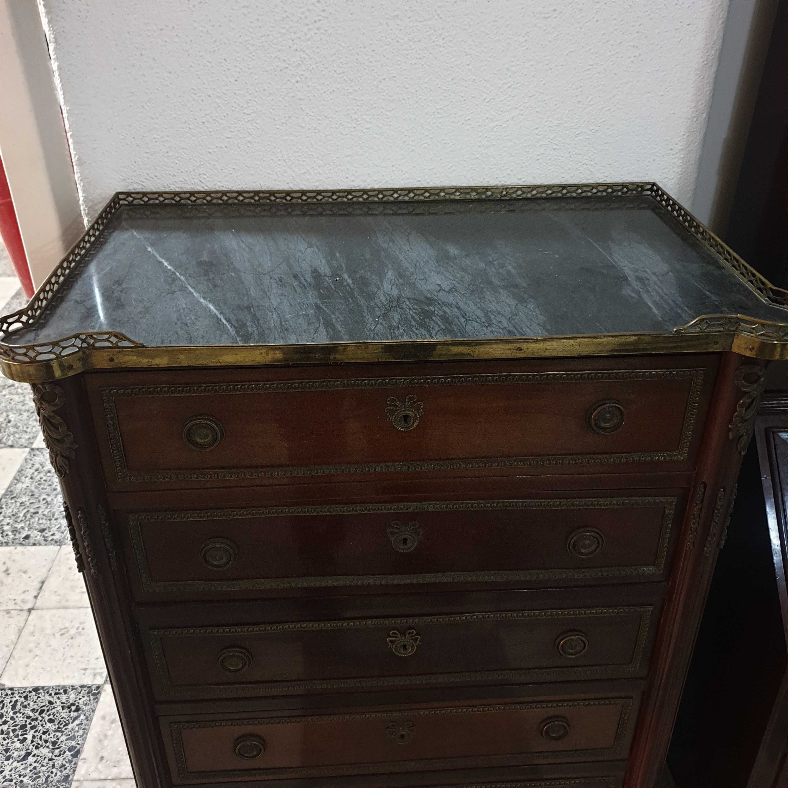 Vendo móveis estilo antigo