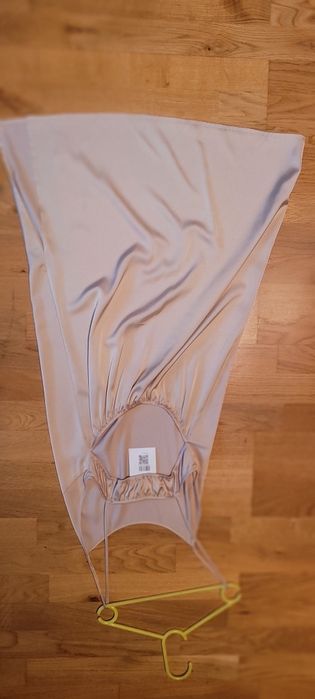 Sukienka satynowa beżowa nowa S