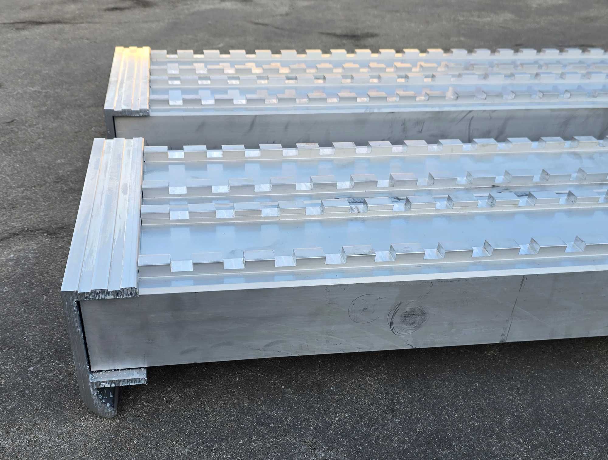 Najazdy aluminiowe PROFESSIONAL 2800x300x120mm mocowanie dolne 9,6 t.