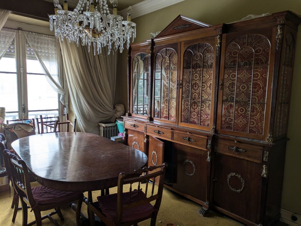 Móvel de sala, mesa e cadeiras