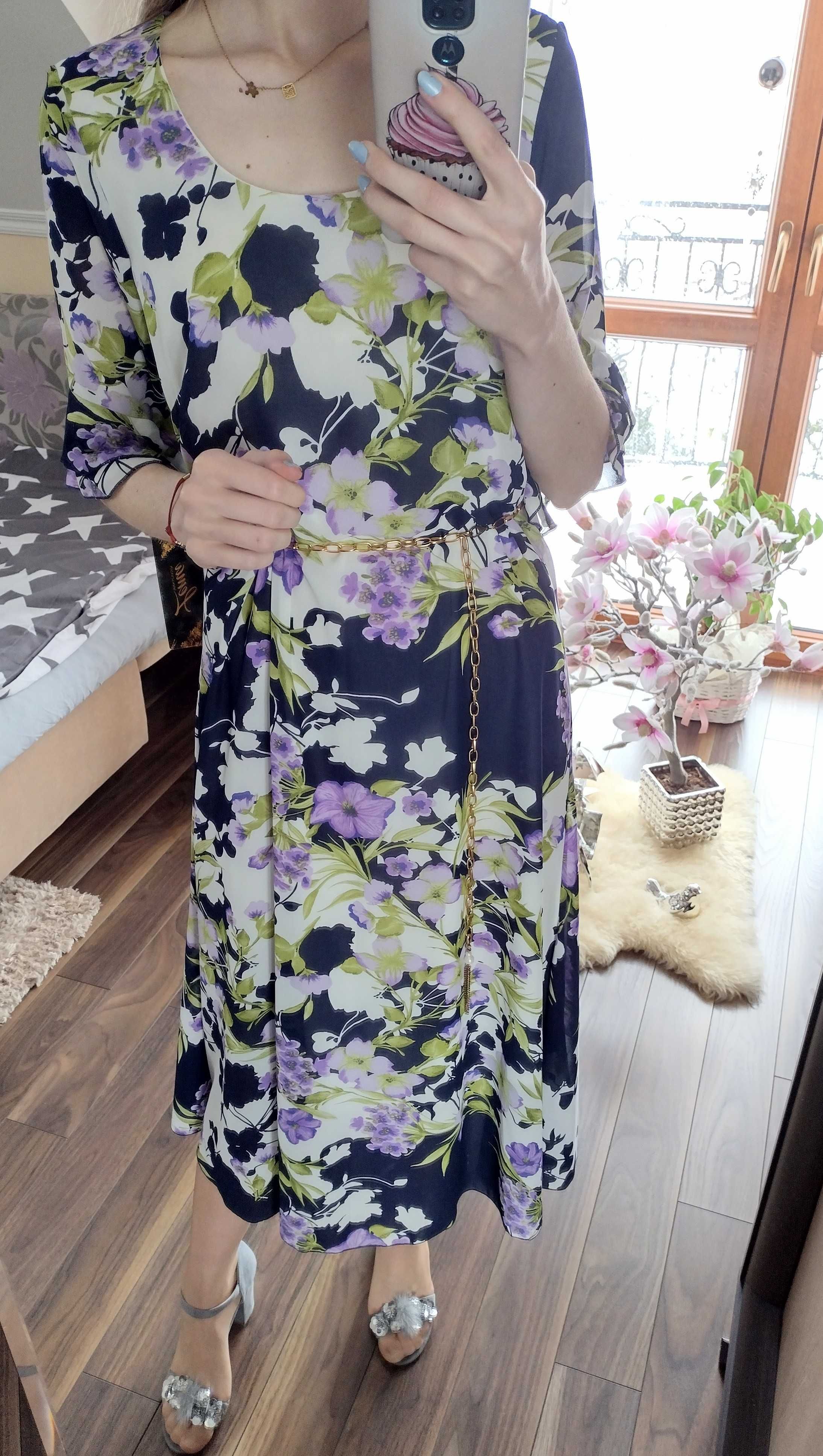 Zjawiskowa sukienka midi granatowo-liliowa w kwiaty