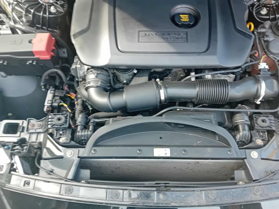 Jaguar XE 2016..