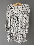 Vestido beje com pormenores de flores