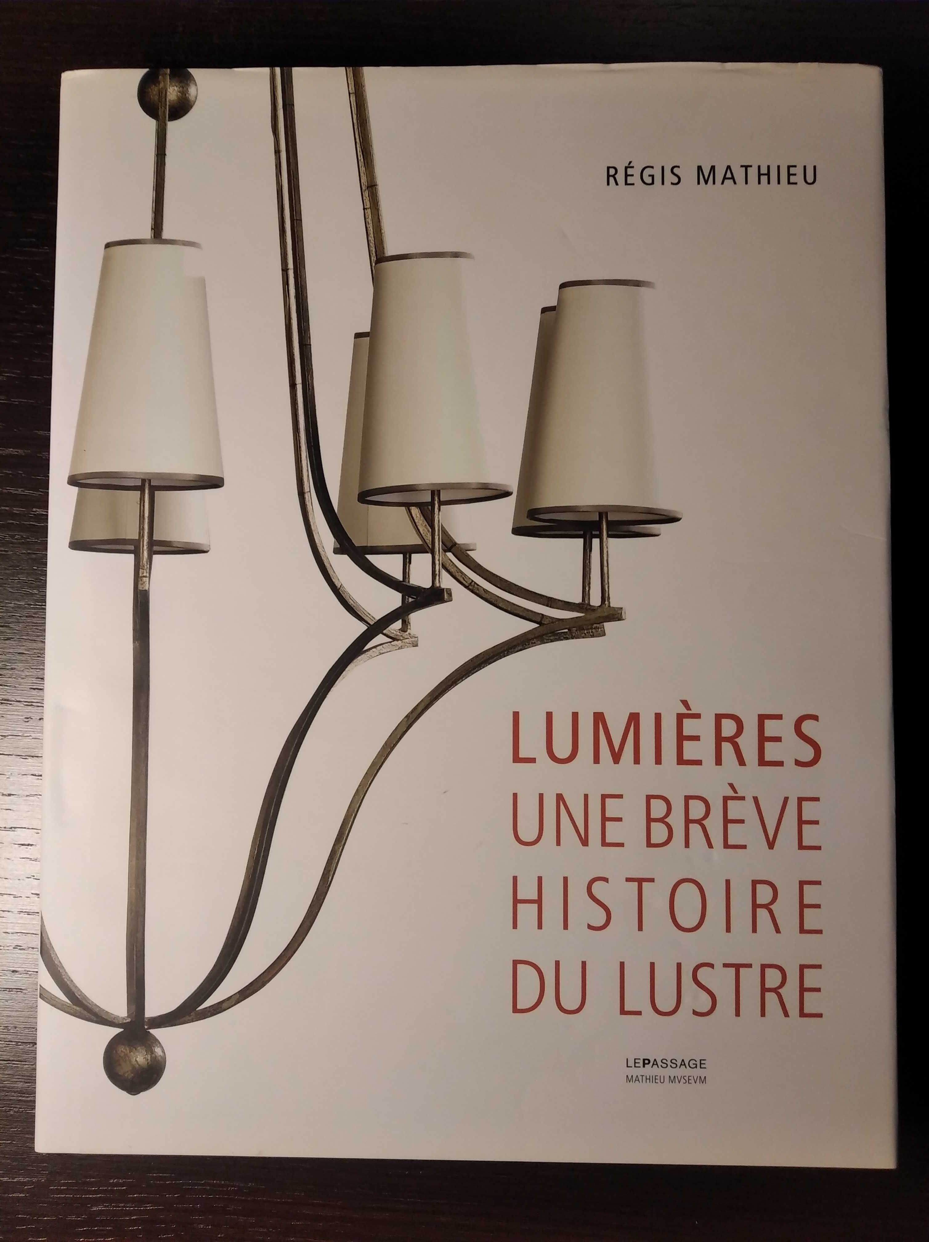 Livro "Lumières - Une Brève Historie du Lustre"