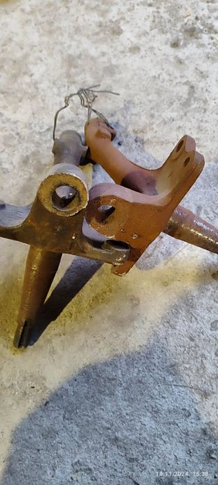 Поворотний кулак (цупфа) москвич