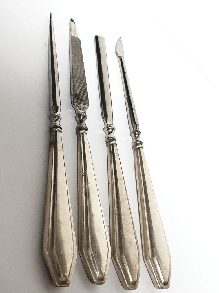 Conjunto de 4 antigas peças de utensílios de manicura em prata inglesa