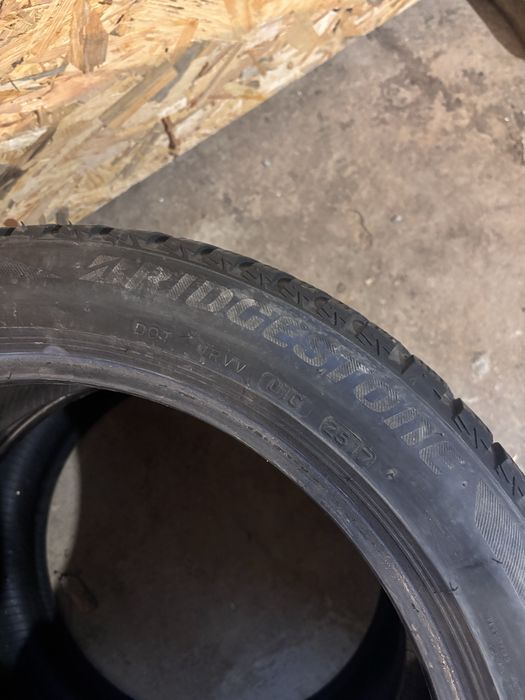 2x opona zimowa Bridgestone 235/45/18