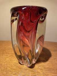 Stare ozdoby / elegancki, oryginalny czerwony wazon z lanego szkla