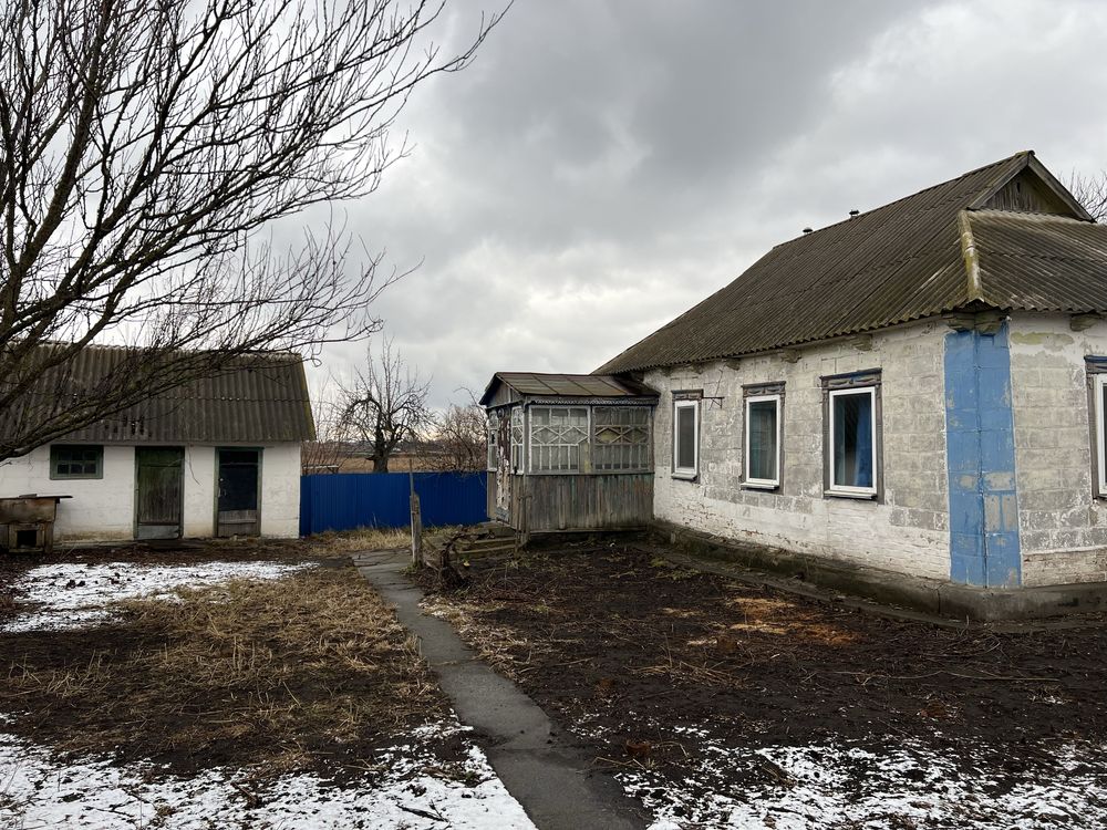 Продам будинок з земельною ділянкою на жилій вулиці міста Узина