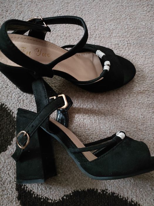 Продам дешево взуття