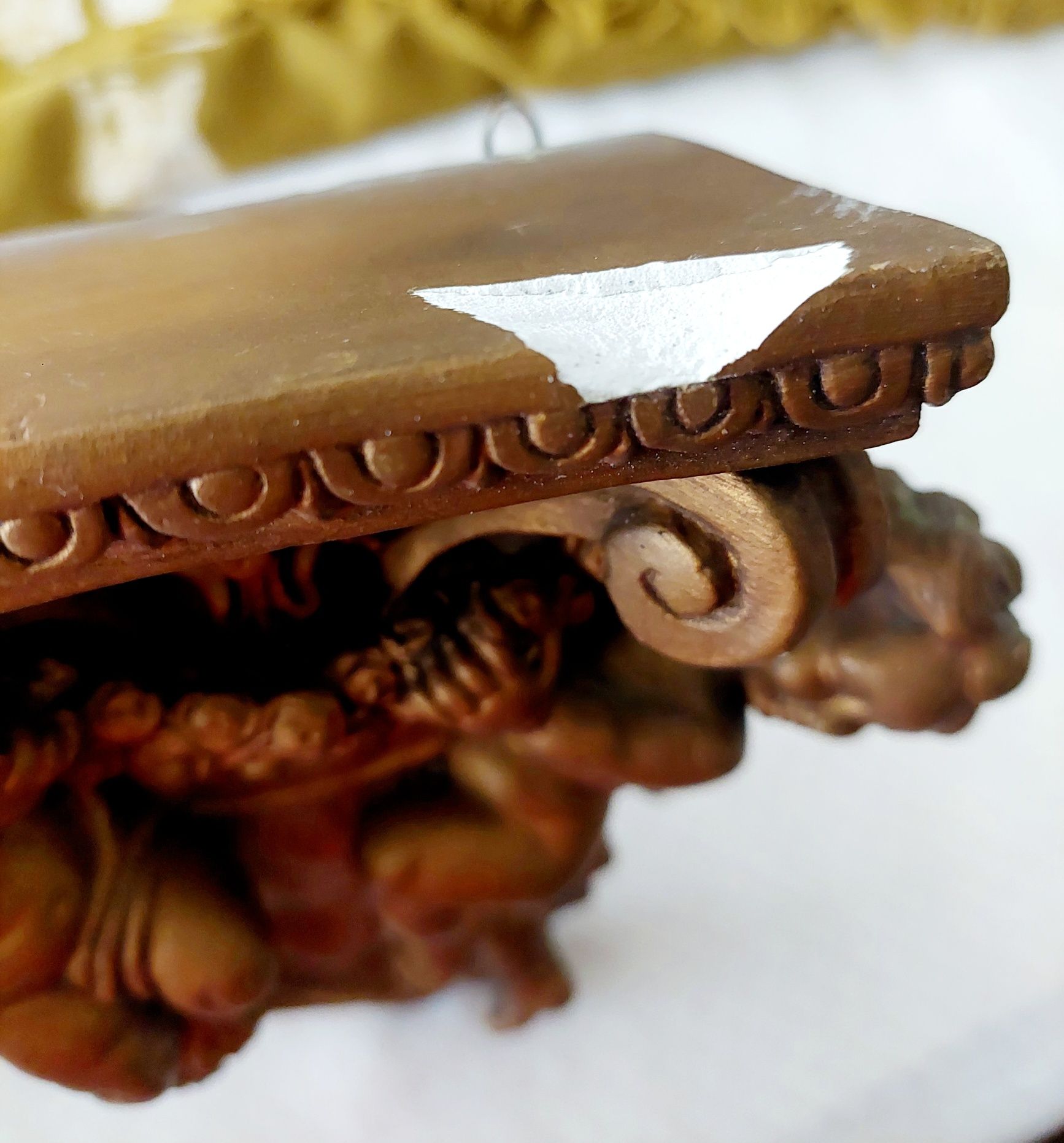 Peanha em gesso com querubins