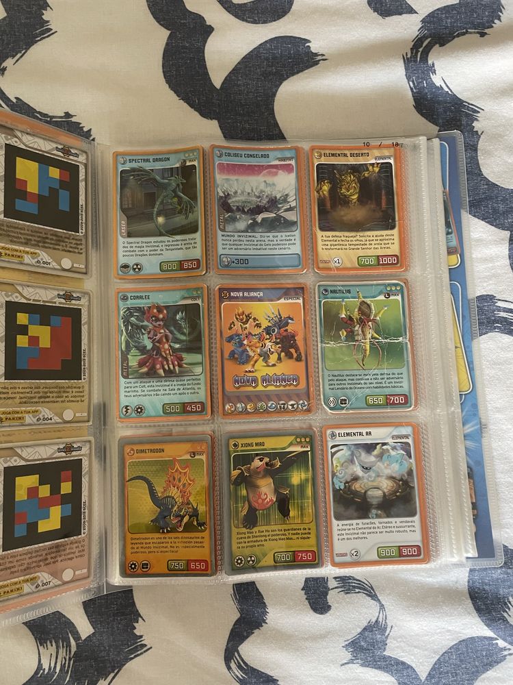 Caderneta Invizimals com 93 cromos (5 especiais)