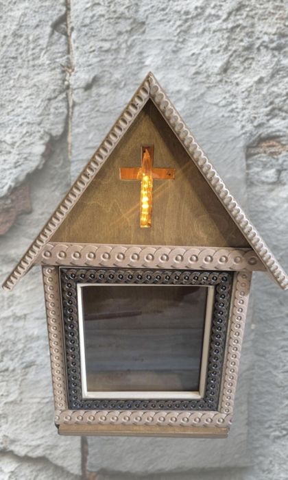 Ręcznie rzeźbiona kapliczka z litego dębu