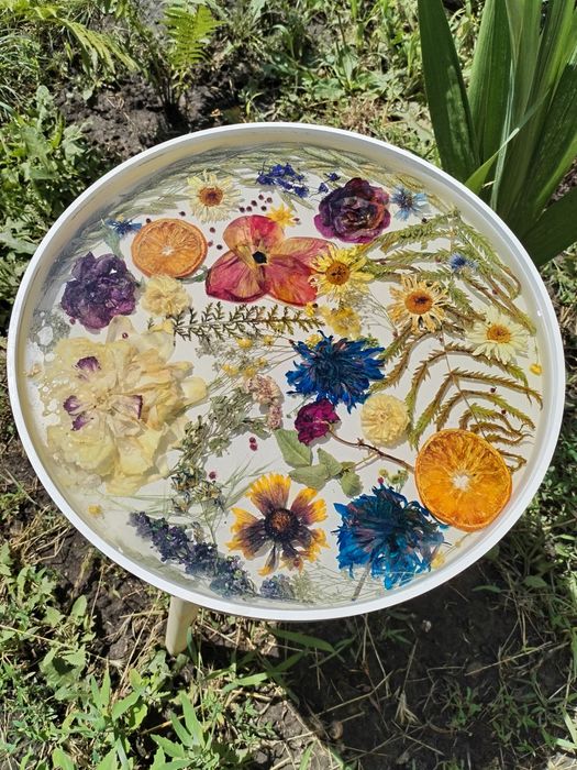 Унікальний столик з квітковою заливкою епоксидною смолою