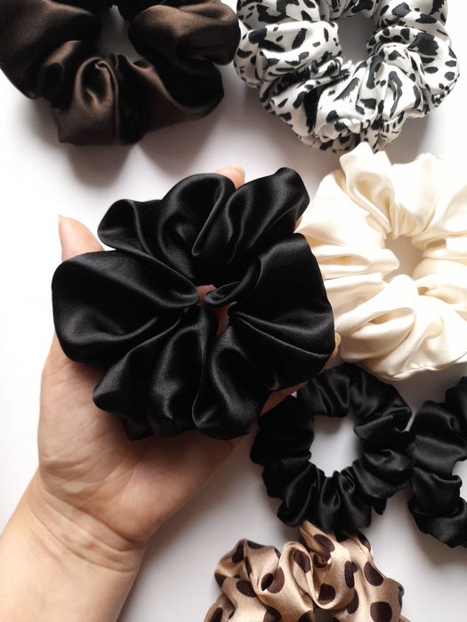 Czarna scrunchie jedwabna gumka do włosów