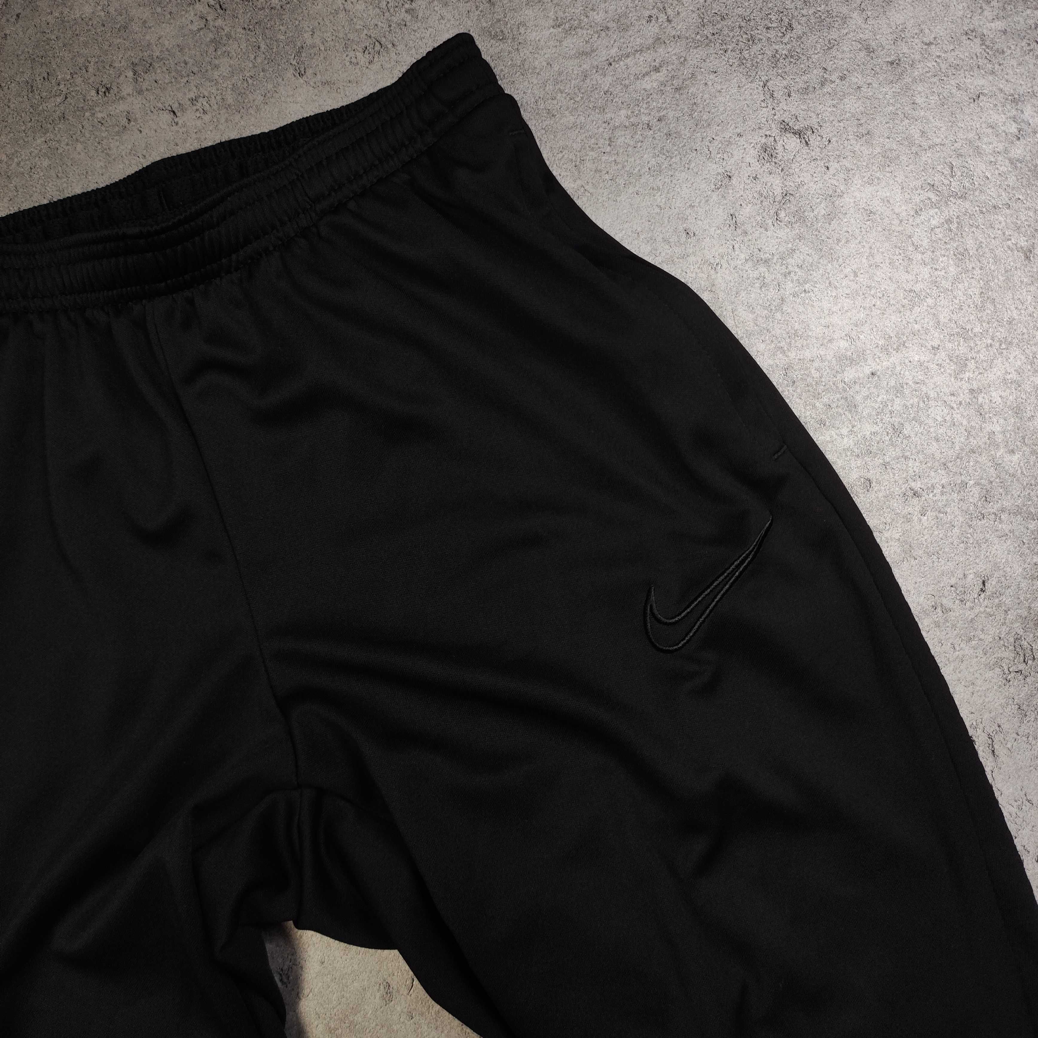 MĘSKIE Dresy Sportowe Nike czarne Haft Logo Slim Trening Dri-Fit GYM
