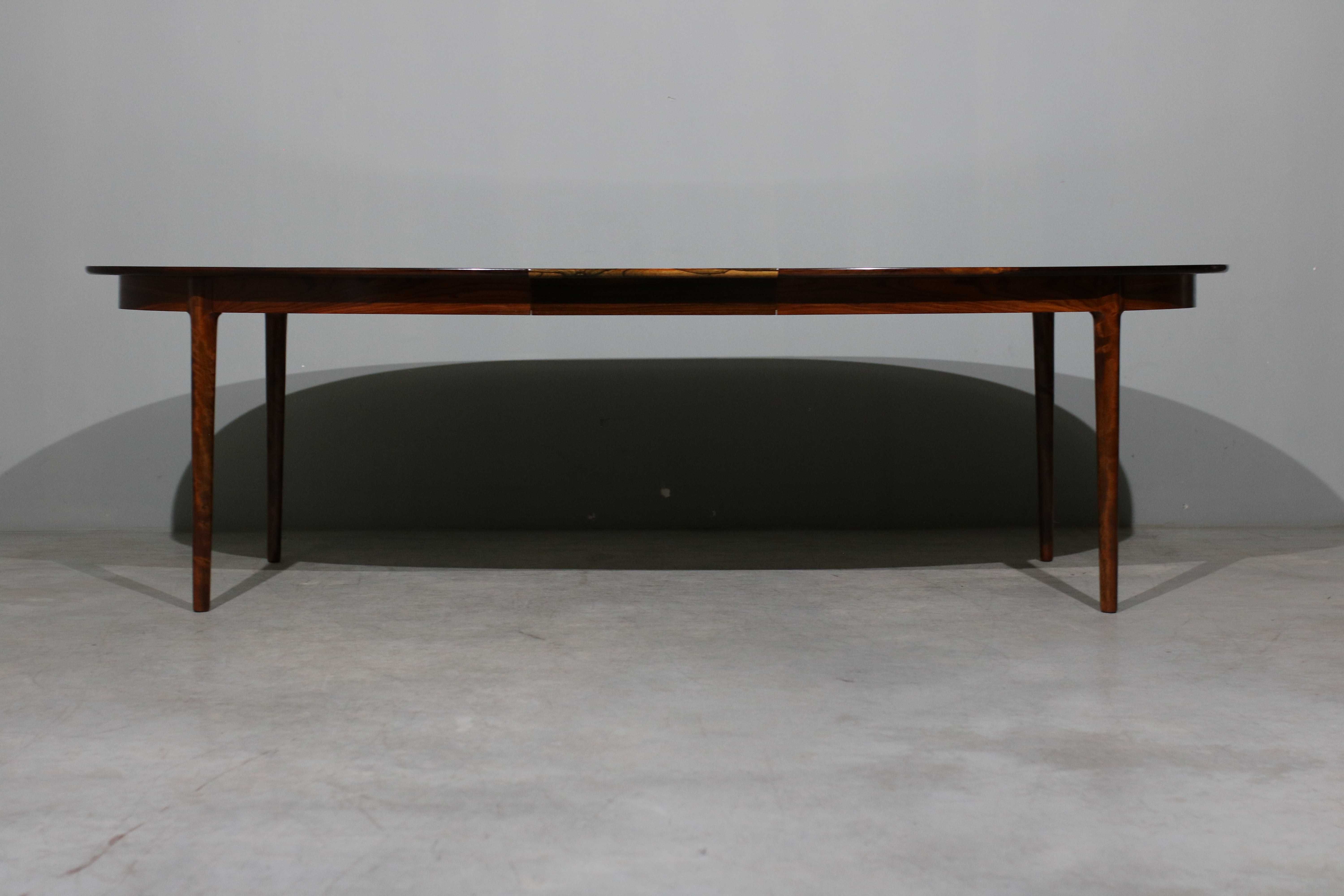 Mesa Oval Extensível Niels O. Moller em pau santo | Danish Design