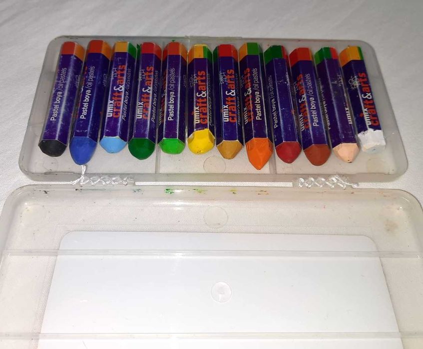 Б/у набор детской восковой пастели 12 цв. в пенале Craft & Arts, Umix