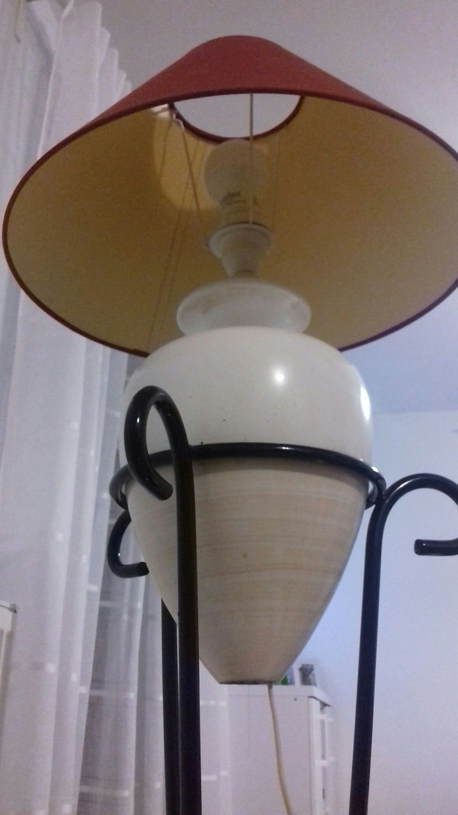 Ładna lampa stojąca do pokoju