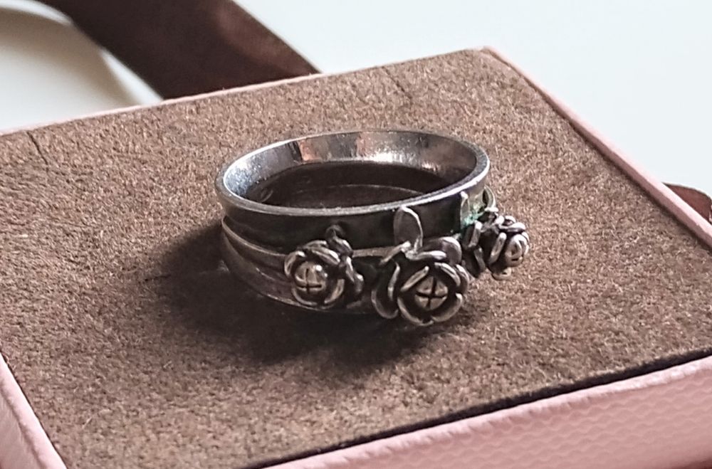 Srebrny  pierścionek Juwelia " Róże " PRL.