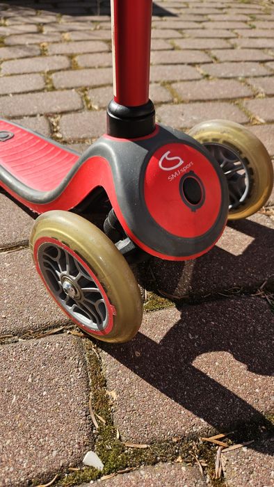 Hulajnoga Globber czerwona trojkolowa balansowa