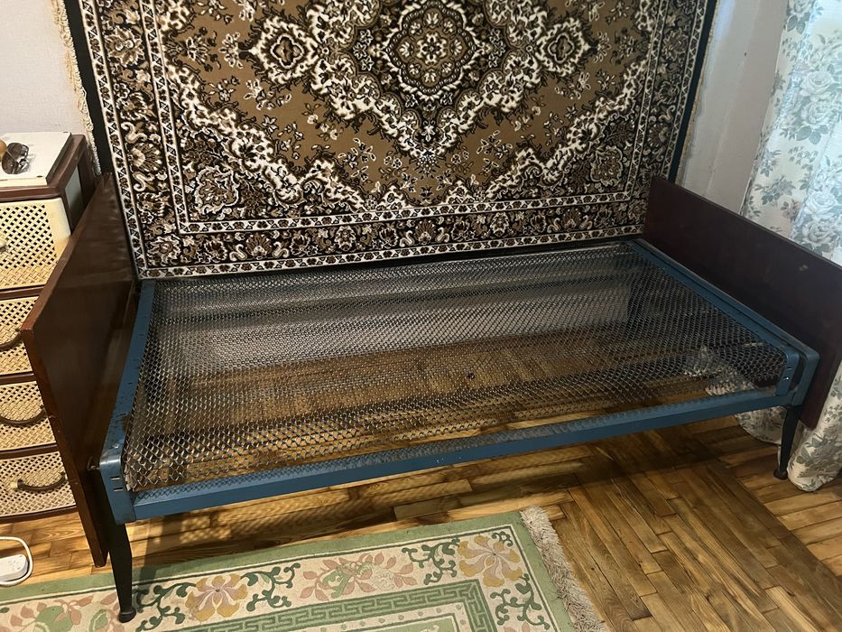 Продам 2 кровати с панцирной сеткой, шифоньер и телевизор