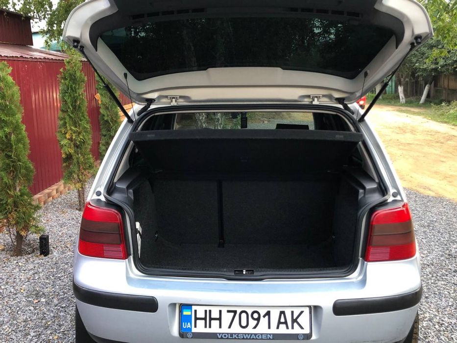 Volkswagen Golf 2000г 1.6 бенз.