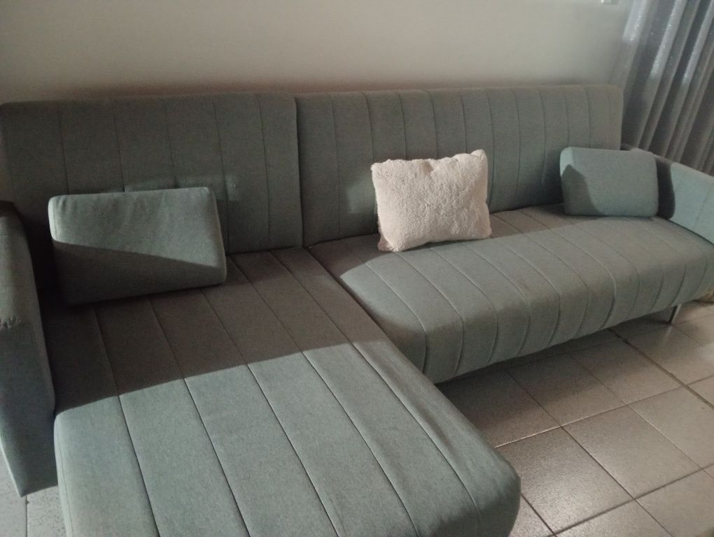 Sofá nunca usado faz de cama