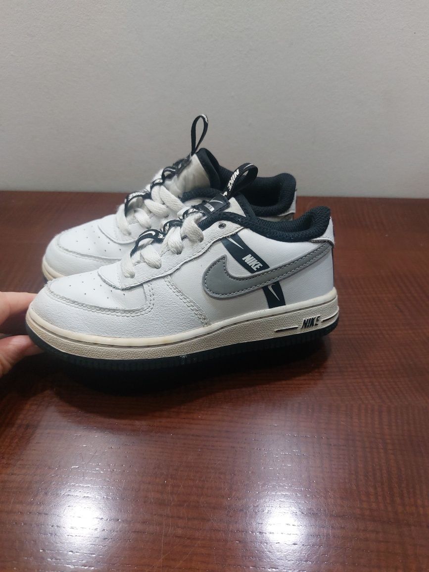 Дитячі. Оригінальні. Шкіряні .Кросівки Nike. Розмір 27 Устілка 17 см