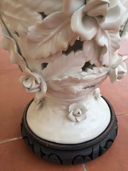 Jarrão porcelana com base de madeira trabalhada