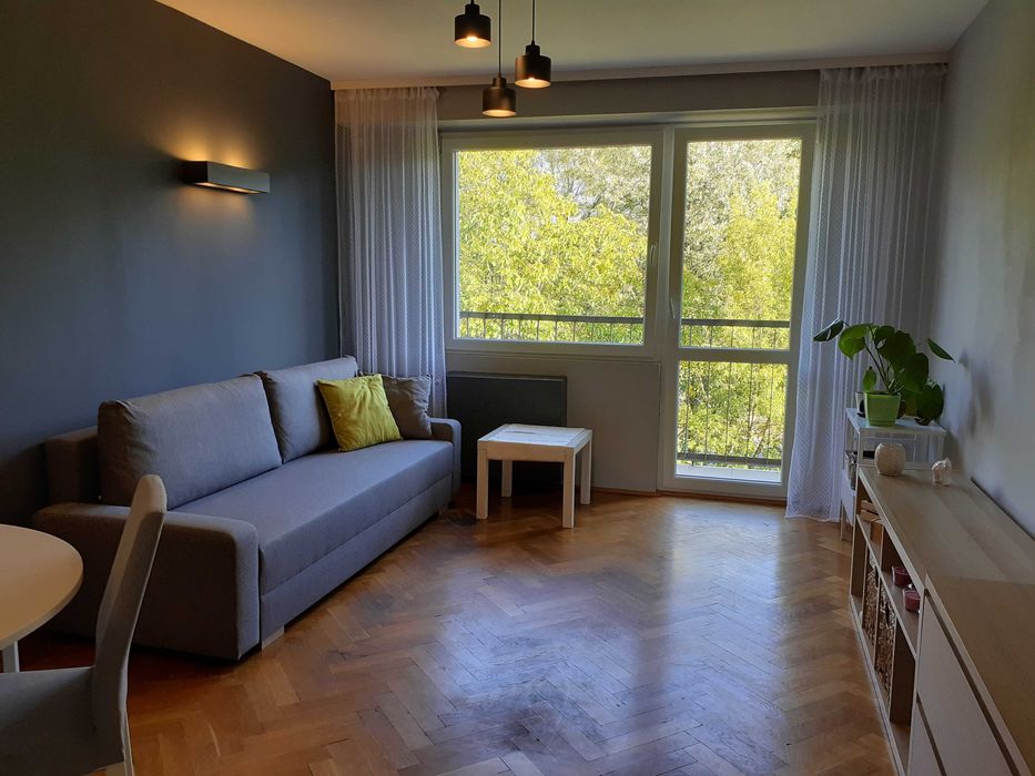 Dwupokojowy apartament z łazienką i kuchnią. 43m2, II piętro, winda.