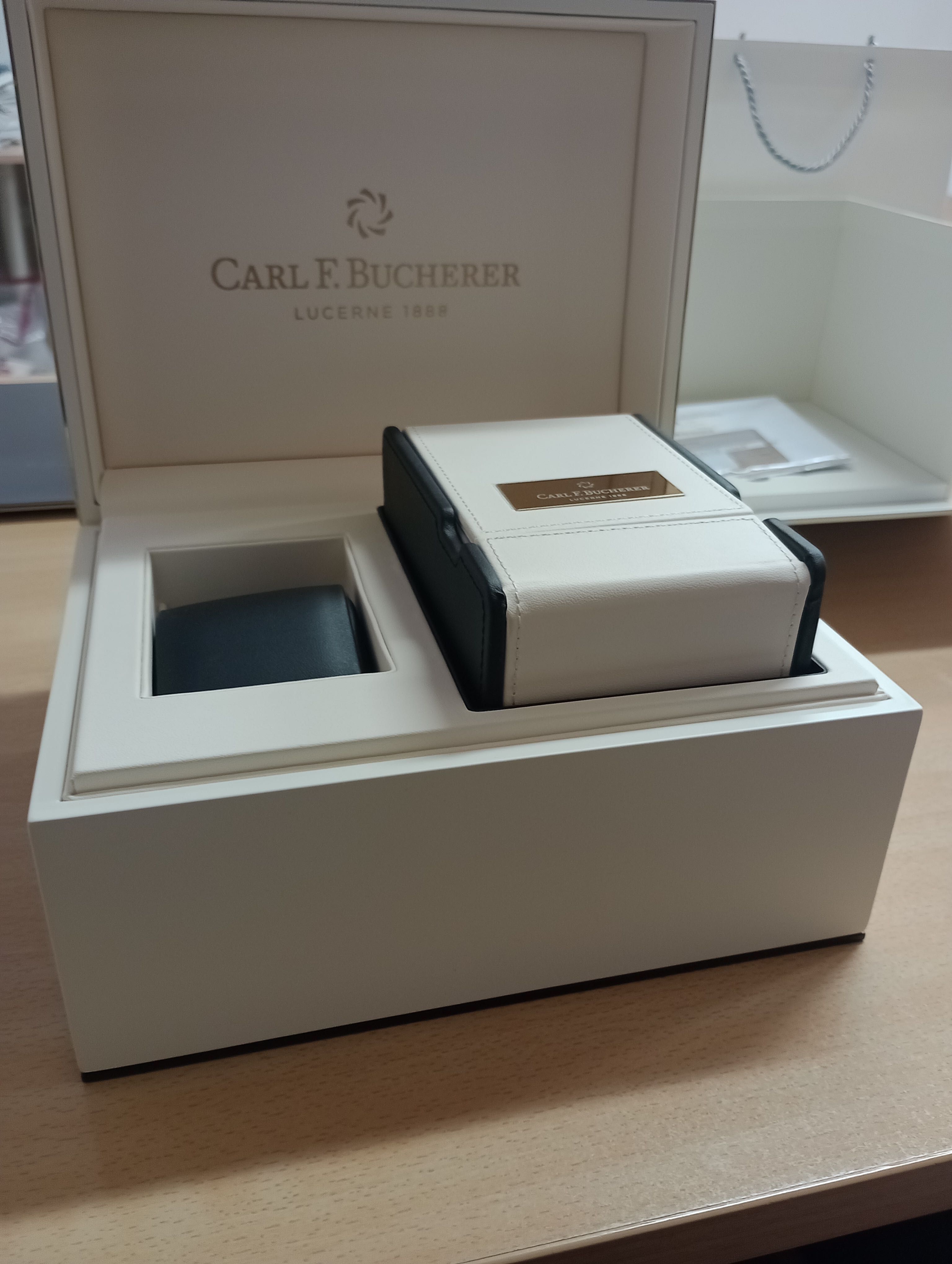 CARL F. BUCHERER MANERO AUTODATE - Ekskluzywny Szwajcarski Zegarek