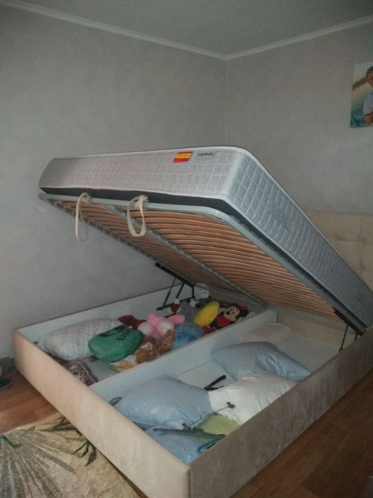 Мягкая кровать 2/1.8м.