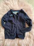 Granatowy sweter zapinany