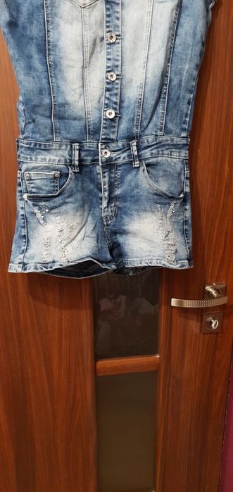 Piękny jeansowy kombinezon