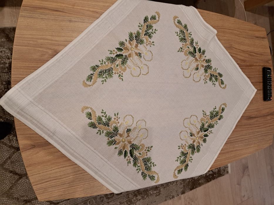 *Piękny haftowany obrus świąteczny.