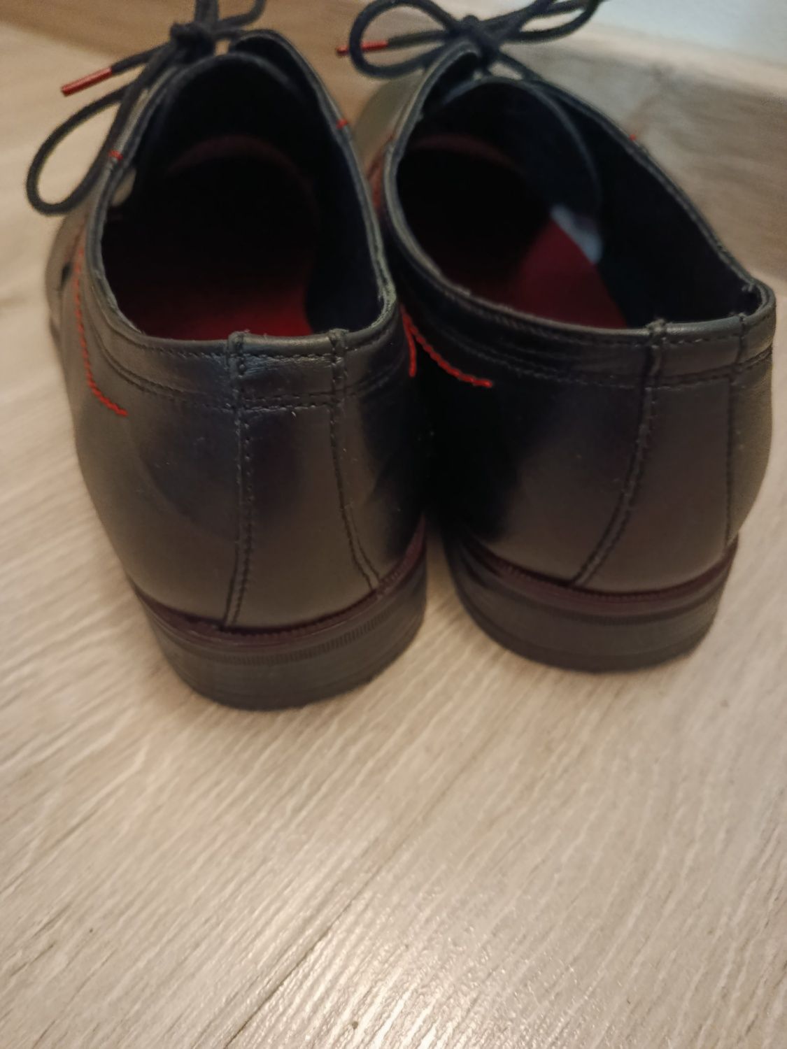 Buty wizytowe czarne z czerwonymi obszyciami