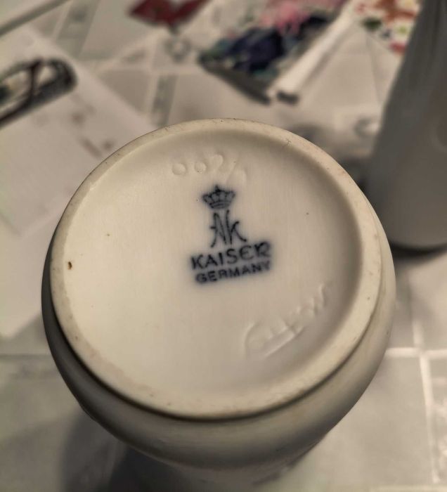 Wazon Kaiser Porzellan „Róża”, projekt M. Frey, porcelana biskwitowa