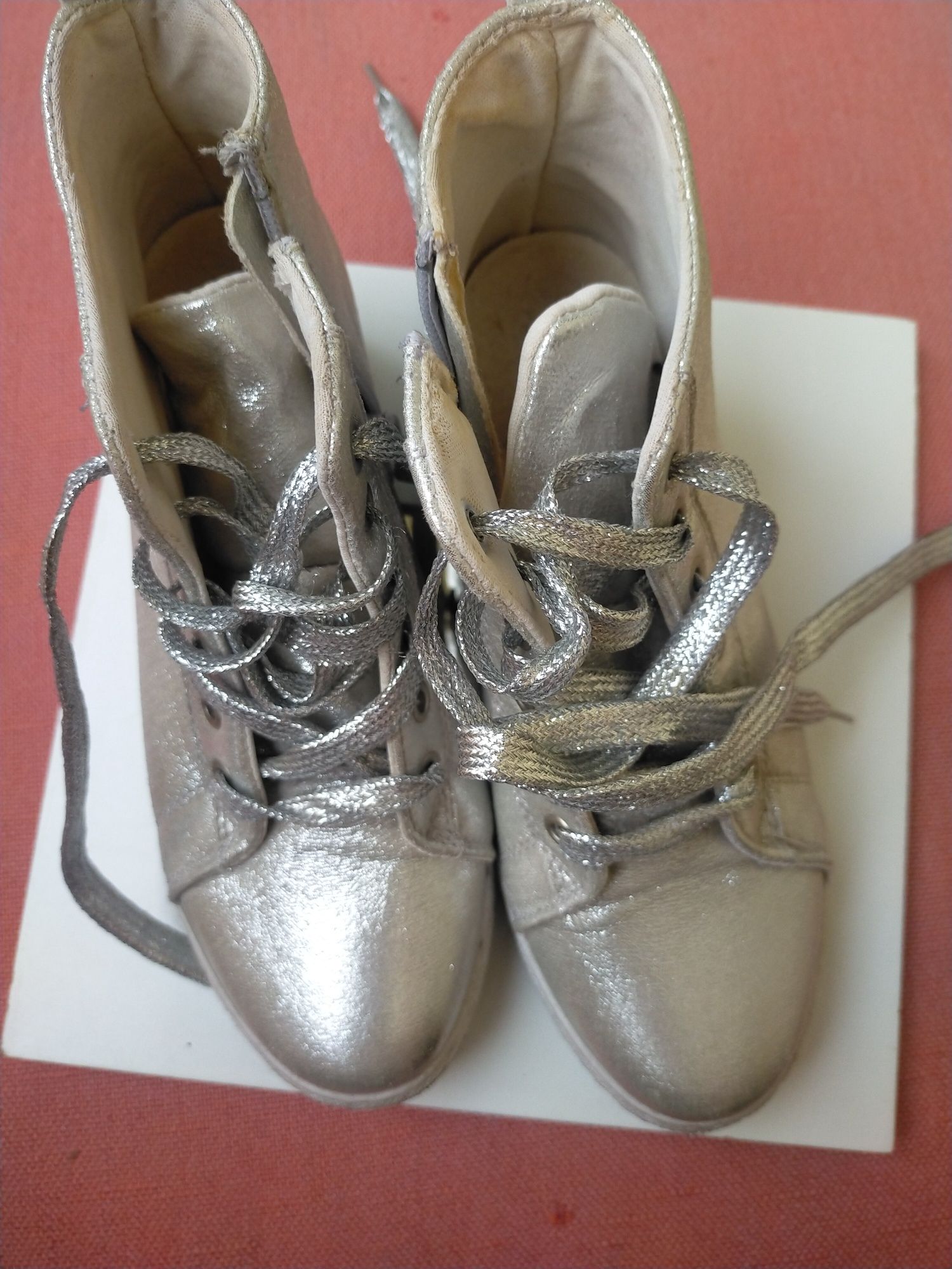 buty srebrne wysokie koturn