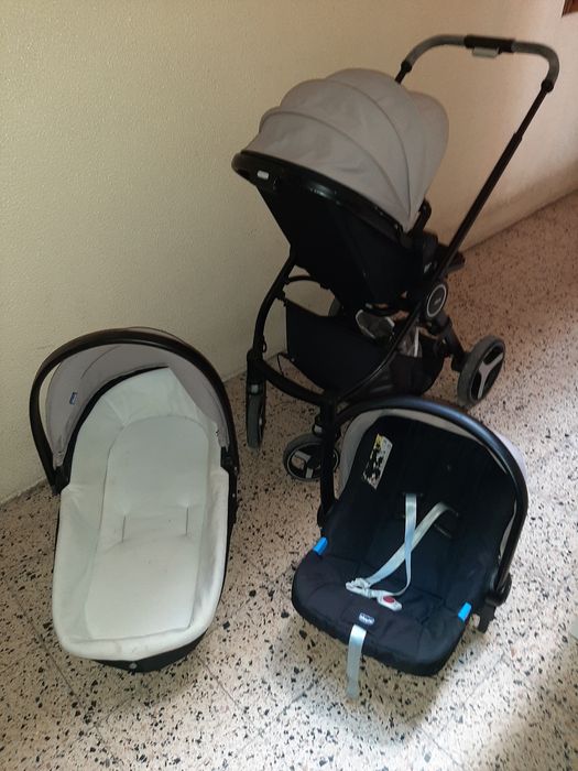 Vendo carrinho de bebe trio da chicco