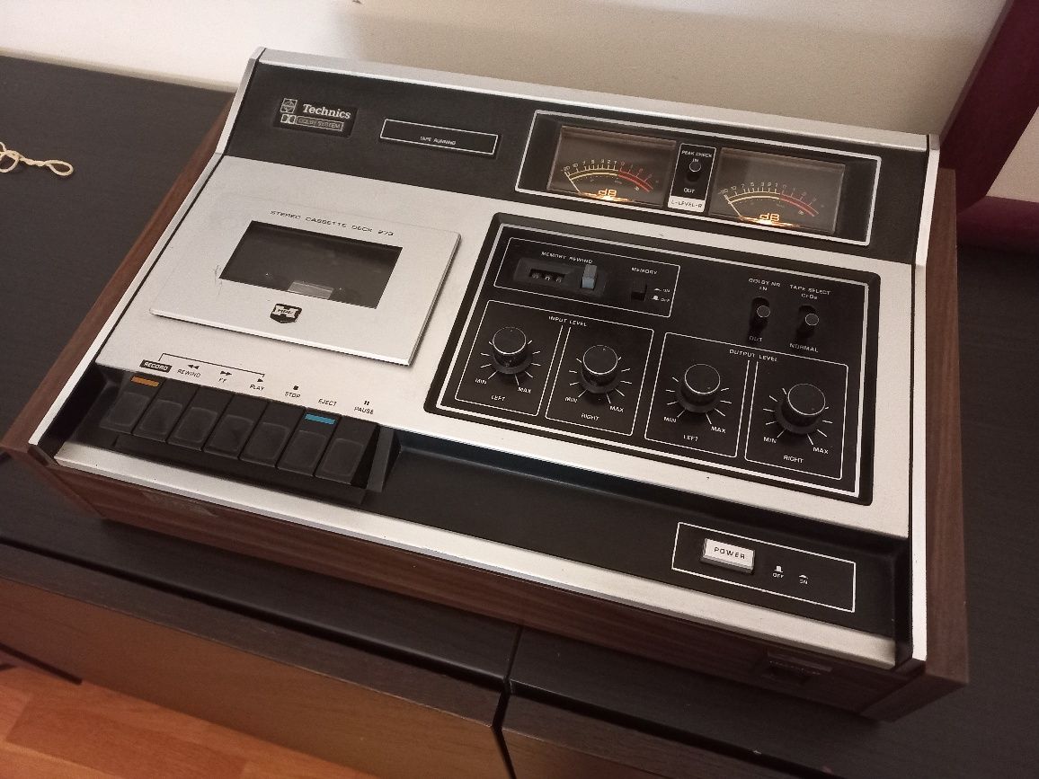 Leitor Technics RS 273 + oferta de cassetes