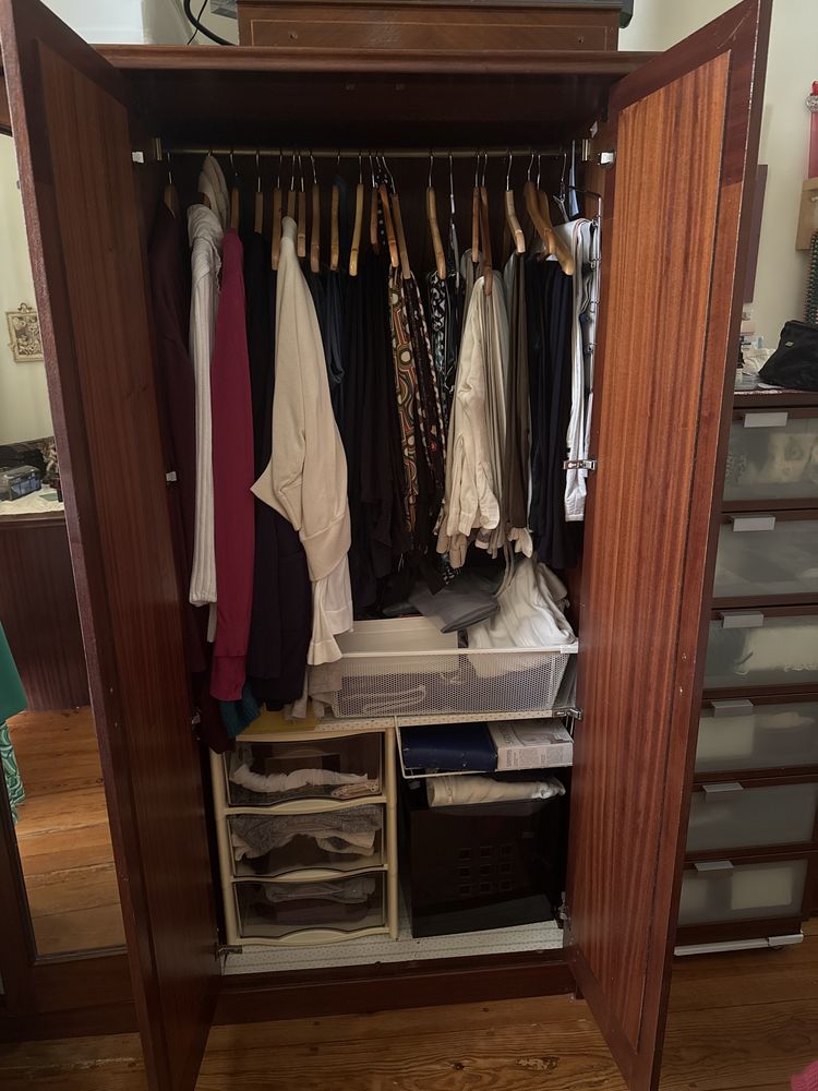 Mobilia de quarto em bom estado