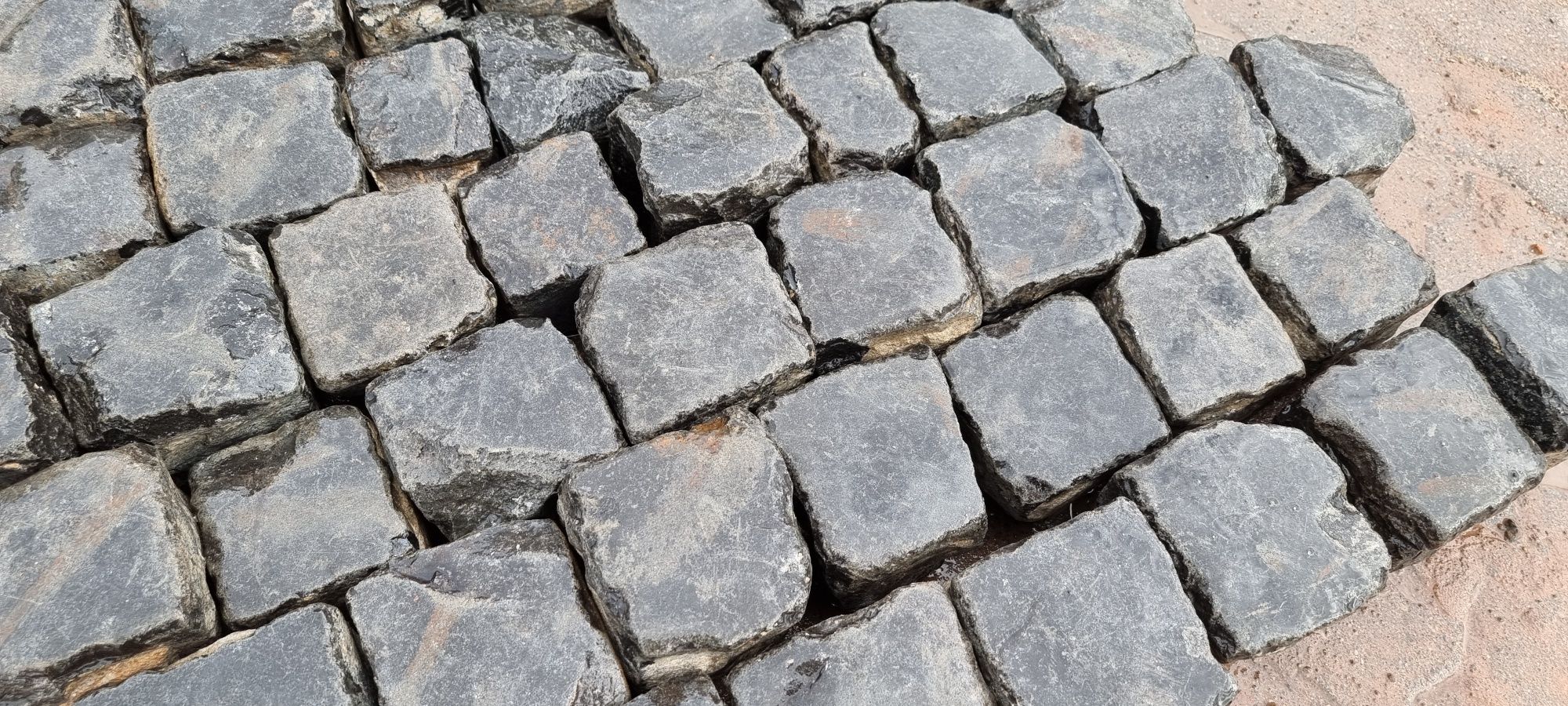 Kostka granitowa bazaltowa starobruk bazalt starobruk kamień bruk