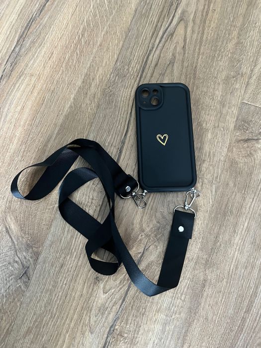 Etui iPhone 13 czarne z paskiem