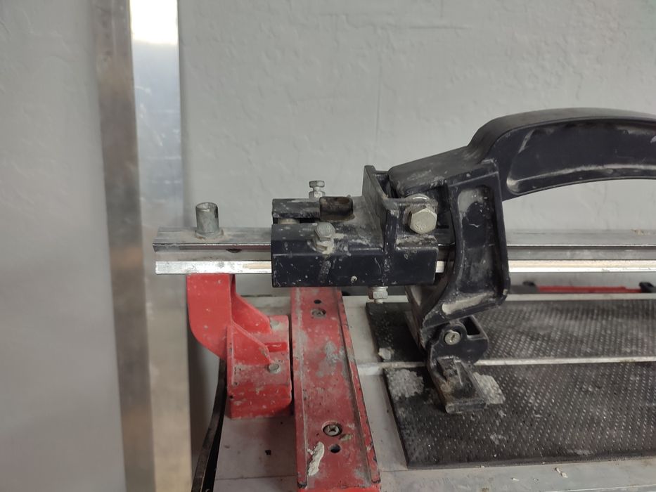 Плиткоріз      .