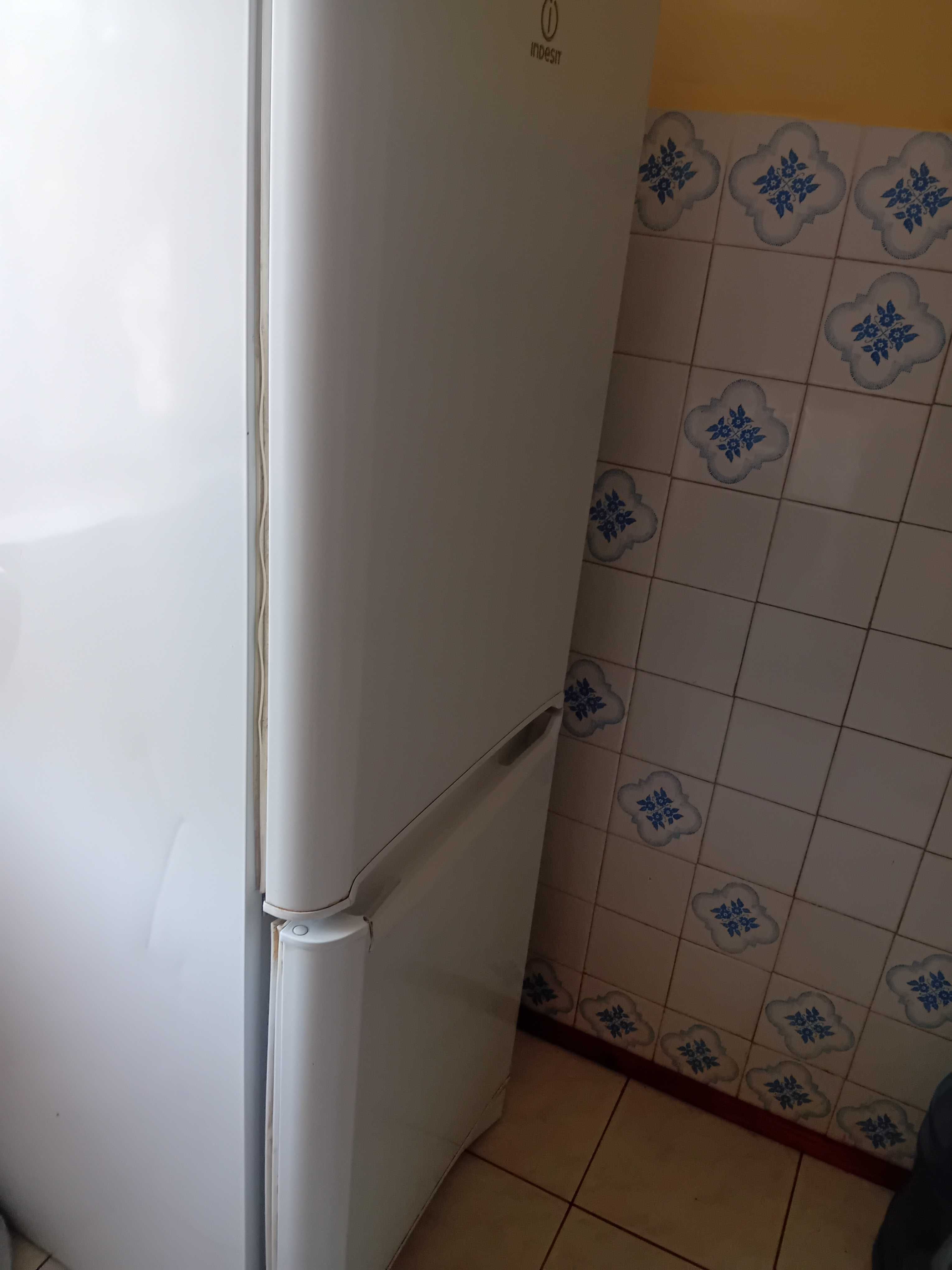 Продам холодильник indesit недорого