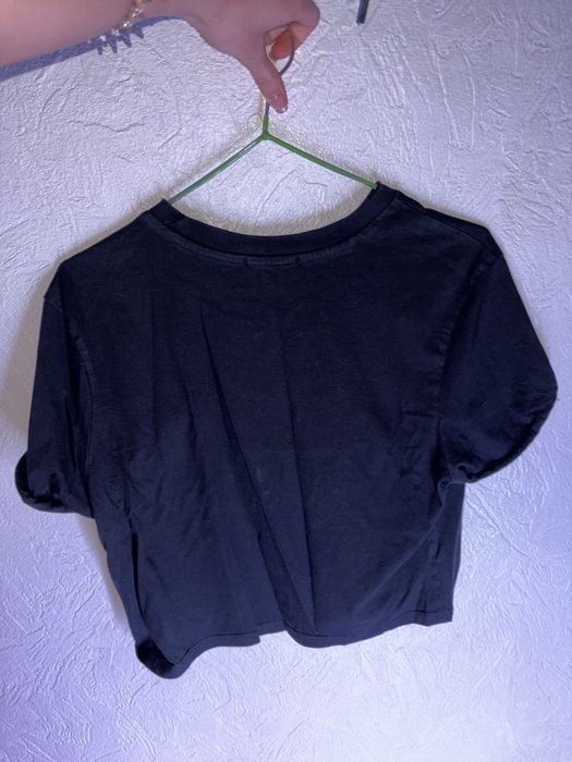 Чорна та зелена футболка stradivarius