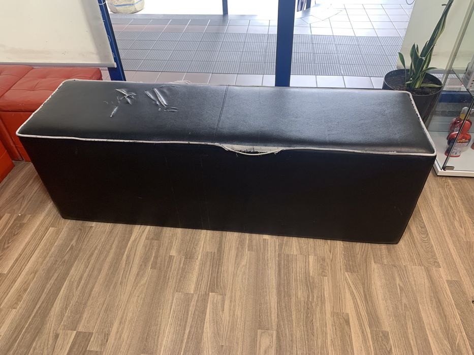 Sofá preto 3 lugares