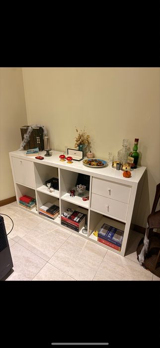 Movel branco com porta e gavetas