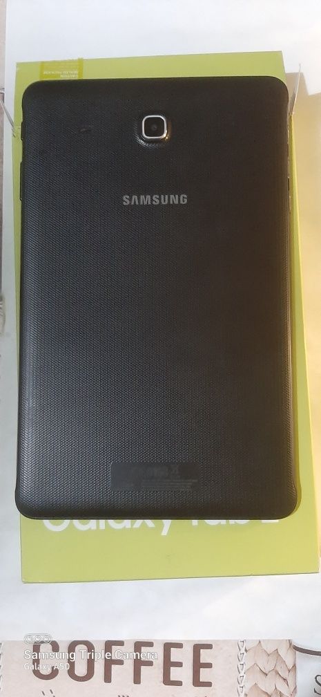 Планшет Samsung SM-T561 3G